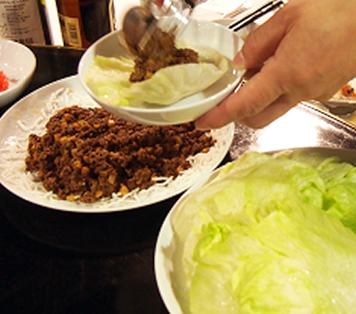 エゾ鹿肉と野菜の味噌炒めレタス包み